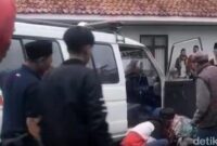 1761542897243-beredar-di-medsos-seorang-sopir-ambulans-meninggal-dunia-sesaat-setelah-mengantar-jenazah-di-panjalu-ciamis-1761455862332_169