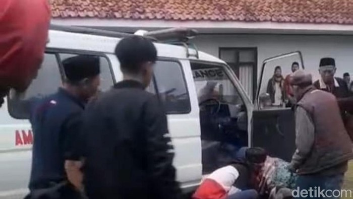 1761542897243-beredar-di-medsos-seorang-sopir-ambulans-meninggal-dunia-sesaat-setelah-mengantar-jenazah-di-panjalu-ciamis-1761455862332_169