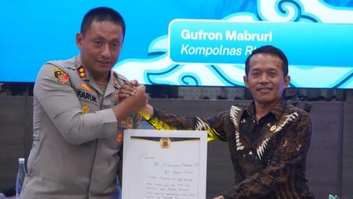 1761542935117-kapolres-tasikmalaya-akbp-m-faruk-rozi-bersama-anggota-kompolnas-1761528640595_169