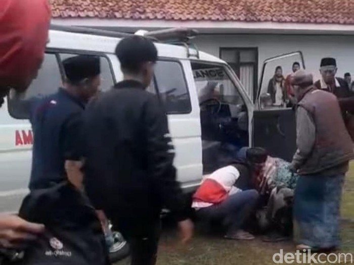 1761542951866-beredar-di-medsos-seorang-sopir-ambulans-meninggal-dunia-sesaat-setelah-mengantar-jenazah-di-panjalu-ciamis-1761455862332_43