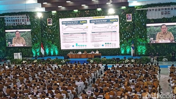 1761564450140-mendagri-tito-karnavian-saat-memimpin-rakor-bersama-dengan-sekda-dan-bappeda-seluruh-indonesia-di-kampus-ipdn-1761553328306_169