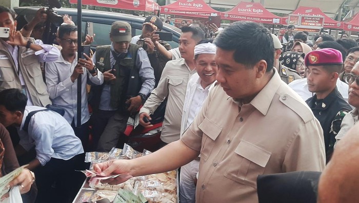 1761585917140-menteri-perumahan-dan-kawasan-permukiman-maruarar-sirait-saat-berbelanja-jajanan-umkm-di-plaza-pemda-karawang-1761575107444_169