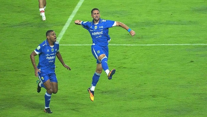 1761585955616-luciano-guaycochea-merayakan-gol-ke-gawang-persis-solo-1761572794407_169