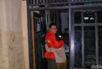 1761585971803-dudun-jaket-oranye-menangis-melihat-seluruh-barang-di-dalam-rumahnya-porak-poranda-dihantam-banjir-bandang-1761571663907_169