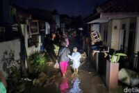 1761585993158-banjir-di-sukabumi-1761570521191_169