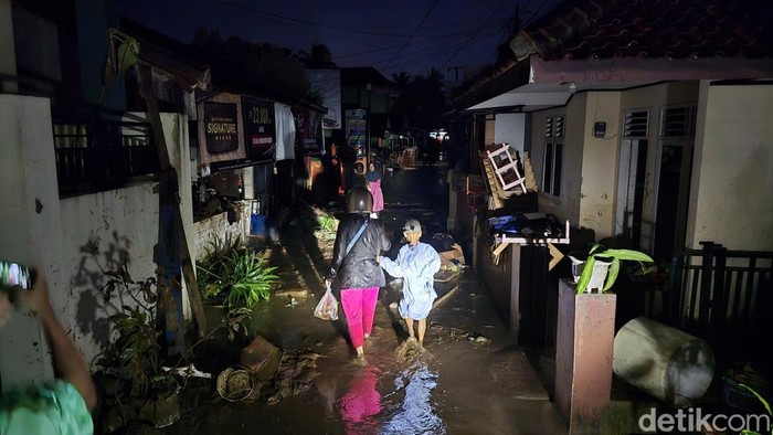 1761585993158-banjir-di-sukabumi-1761570521191_169