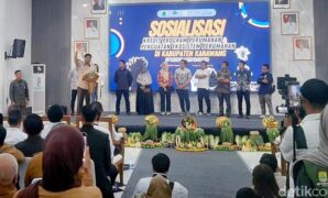 1761585998834-menteri-pkp-maruarar-sirait-saat-kunjungan-di-kompleks-pemda-karawang-1761569724855_169