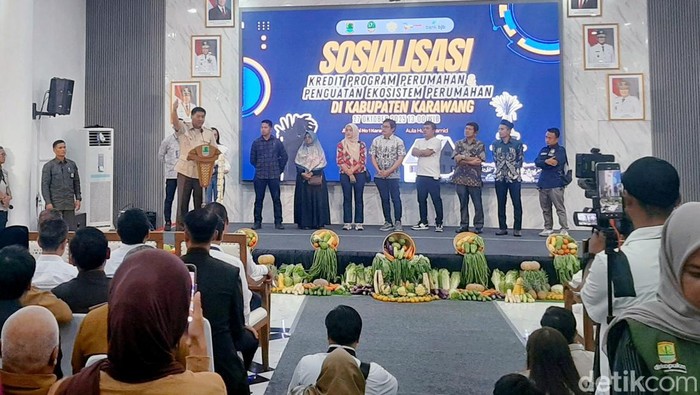 1761585998834-menteri-pkp-maruarar-sirait-saat-kunjungan-di-kompleks-pemda-karawang-1761569724855_169