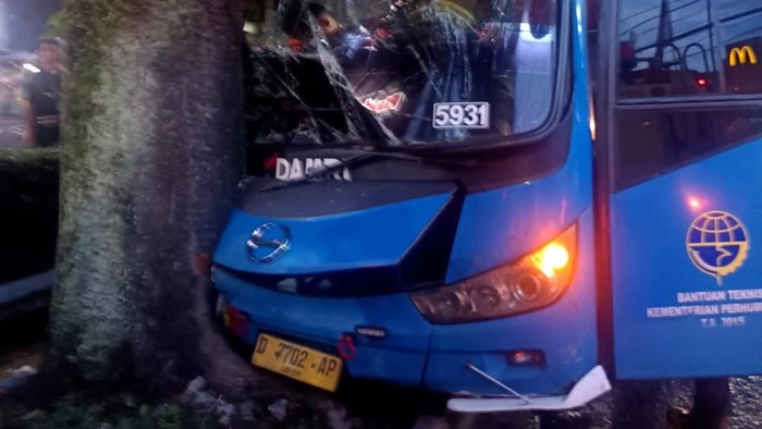 1761586052997-bus-damri-di-bandung-tabrak-pohon-1761566495104_169