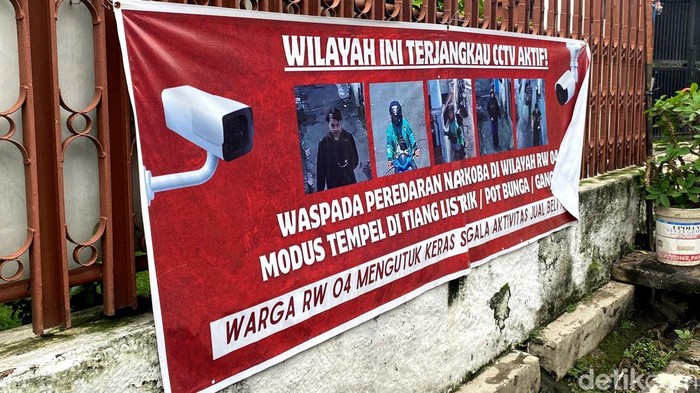 1761629152686-penampakan-spanduk-pengendara-yang-buang-sampah-sembarangan-di-bandung-1761624276059_169
