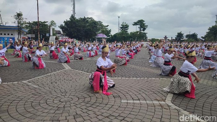 1761629217841-tari-kolosal-jaipong-galuh-rahayu-meriahkan-hari-sumpah-pemuda-di-ciamis-1761625454301_169