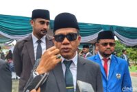 1761629250524-bupati-bandung-dadang-supriatna-saat-wawancara-bersama-awak-media-usai-upacara-peringatan-sumpah-pemuda-di-lapangan-upakarti-s-1761623853010_169