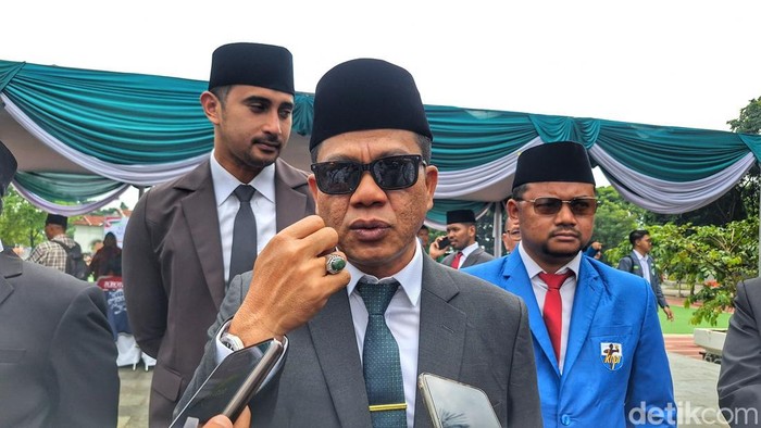1761629250524-bupati-bandung-dadang-supriatna-saat-wawancara-bersama-awak-media-usai-upacara-peringatan-sumpah-pemuda-di-lapangan-upakarti-s-1761623853010_169