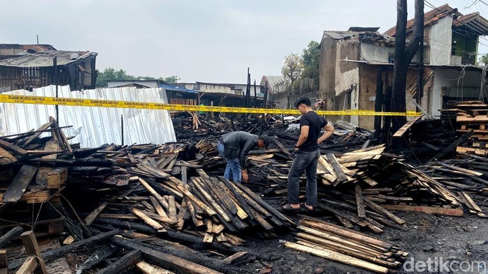 1761629537220-lokasi-belasan-kios-di-kawasan-sukahaji-bandung-terbakar-1761617936961_169