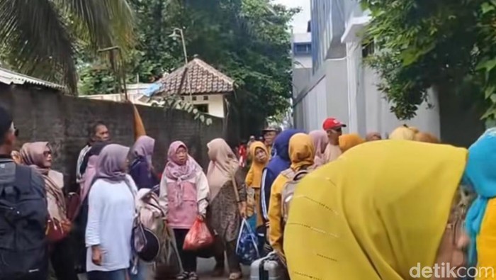 1761629548207-tangkapan-layar-wisatawan-yang-terlantar-di-pangandaran-1761539752625_169