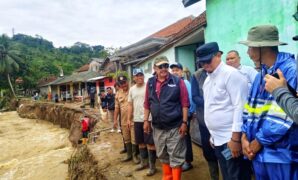 1761650961609-bupati-sukabumi-asep-japar-meninjau-langsung-lokasi-terdampak-bencana-di-cisolok-kabupaten-sukabumi-1761635562082_169