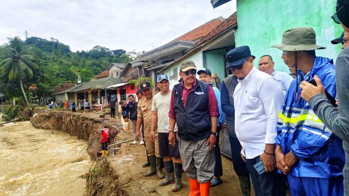 1761650961609-bupati-sukabumi-asep-japar-meninjau-langsung-lokasi-terdampak-bencana-di-cisolok-kabupaten-sukabumi-1761635562082_169