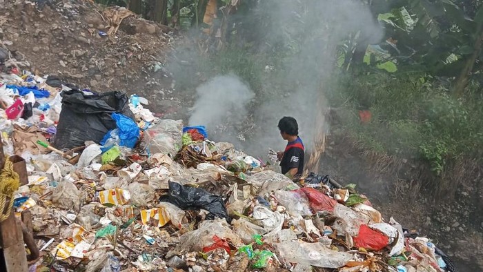 1761650972383-tumpukan-limbah-beracun-di-lereng-kecil-desa-kampung-sawah-kecamatan-rumpin-bogor-1761631341055_169
