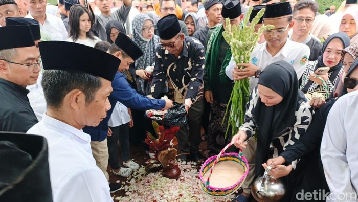 1761650983103-prosesi-pemakaman-istri-bupati-purwakarta-dini-yuliani-1761626047517_169