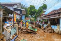 1761651032534-warga-kampung-tugu-saling-membantu-mengevakuasi-motor-dan-perabot-rumah-tangga-yang-rusak-akibat-terendam-lumpur-banyak-warga--1761628876736_169