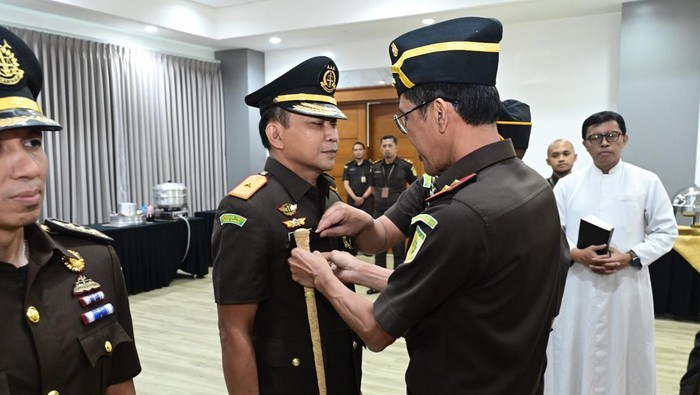 1761651053489-pelantikan-pejabat-di-lingkungan-kejati-jabar-1761639837747_169