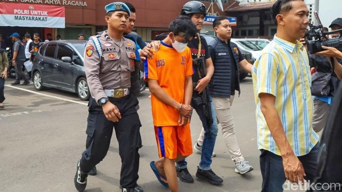1761651080846-pelaku-pembunuhan-dan-pebuangan-bayi-dengan-mulut-dilakban-di-karawang-saat-dirilis-di-mapolres-karawang-1761640941448_169