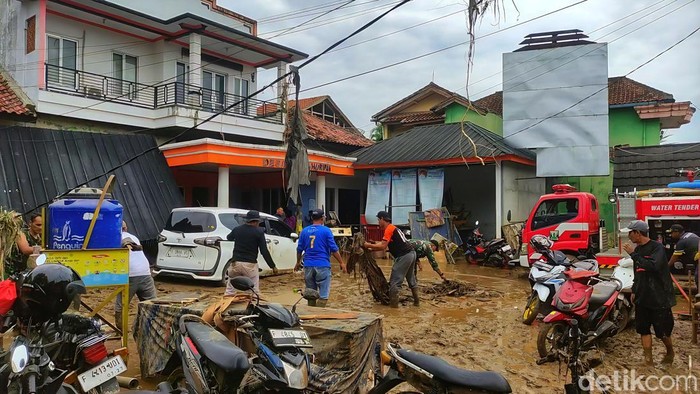 1761651112896-warga-kampung-tugu-saling-membantu-mengevakuasi-motor-dan-perabot-rumah-tangga-yang-rusak-akibat-terendam-lumpur-banyak-warga--1761628876812_169