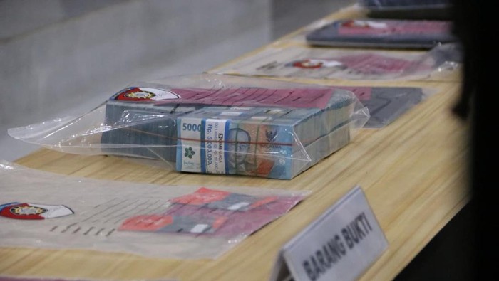 1761651129529-barang-bukti-uang-terkait-kasus-dugaan-pemerasan-js-ketua-ormas-di-pekanbaru-riau-1760626302833_169