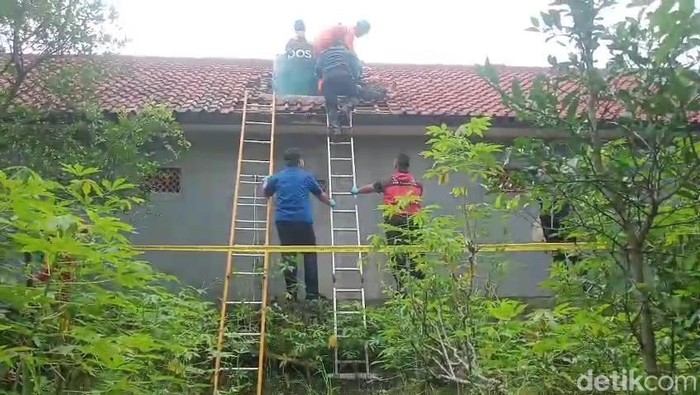 1761651162142-proses-evakuasi-mayat-dalam-toren-di-tasikmalaya-1761633697859_169