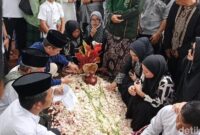 1761651188909-prosesi-pemakaman-istri-bupati-purwakarta-dini-yuliani-1761626047599_169