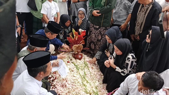 1761651188909-prosesi-pemakaman-istri-bupati-purwakarta-dini-yuliani-1761626047599_169