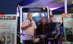 1761672407249-wali-kota-bandung-m-farhan-saat-meresmikan-angkot-pintas-atau-angklung-1761662294814_169