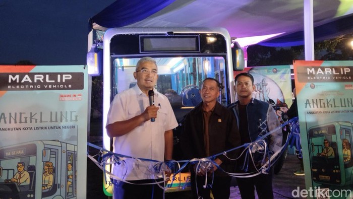 1761672407249-wali-kota-bandung-m-farhan-saat-meresmikan-angkot-pintas-atau-angklung-1761662294814_169