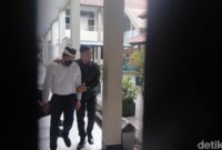 1761672444708-dokter-iril-usai-sidang-di-pn-garut-1759406346404_169