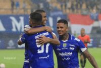 1761672509728-persib-bandung-vs-persebaya-surabaya-1761568178046_169