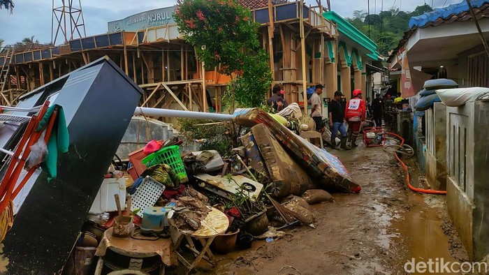 1761715540542-banjir-cisolok-sukabumi-1761638880784_169