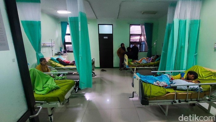 1761715714282-kasus-keracunan-mbg-di-bandung-barat-1761703346362_169