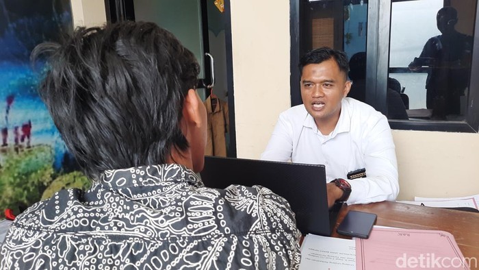 1761715810071-polisi-menginterogasi-panji-21-pemuda-yang-mencabuli-nenek-85-tahun-di-tasikmalaya-1761618709799_169