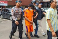 1761715868911-pelaku-pembunuhan-dan-pebuangan-bayi-dengan-mulut-dilakban-di-karawang-saat-dirilis-di-mapolres-karawang-1761640941448_169