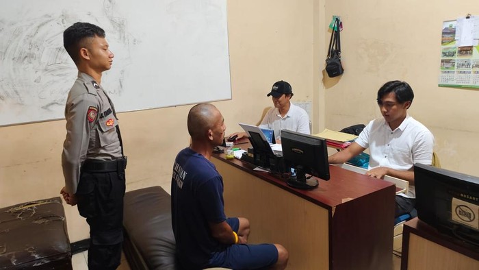 1761737264371-as-saat-dilakukan-pemeriksaan-di-polres-kuningan-1761730266282_169