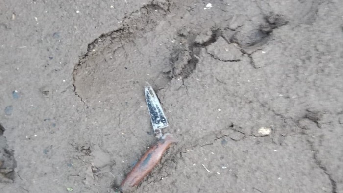 1761737302145-penampakan-pisau-dapur-yang-digunakan-es-menikam-dani-temannya-sendiripenampakan-pisau-dapur-yang-digunakan-es-menikam-dani-te-1761731447560_169