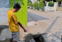 1761737307769-warga-menunjukkan-area-tempat-awan-hitam-misterius-di-subang-1761730886482_169