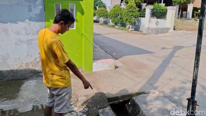 1761737307769-warga-menunjukkan-area-tempat-awan-hitam-misterius-di-subang-1761730886482_169