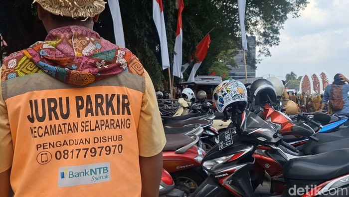 1761737313556-ilustrasi-tukang-parkir-atau-jukir-resmi-di-taman-sangkareang-kota-mataram-senin-2582025-nathea-citradetikbali-1756106089281_169