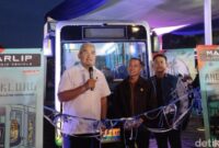 1761737345815-wali-kota-bandung-m-farhan-saat-meresmikan-angkot-pintas-atau-angklung-1761662294814_169