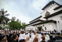 1761737356695-pelantikan-ratusan-kepala-sekolah-di-gedung-sate-bandung-1761727865757_169