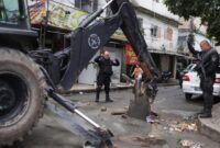 1761737362406-aksi-polisi-brasil-kerahkan-buldoser-buru-penjahat-narkoba-2_169