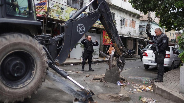 1761737362406-aksi-polisi-brasil-kerahkan-buldoser-buru-penjahat-narkoba-2_169