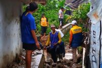 1761737459574-petugas-cek-dan-siapkan-penanganan-usai-banjir-bandang-di-cisolok-1761725645982_169