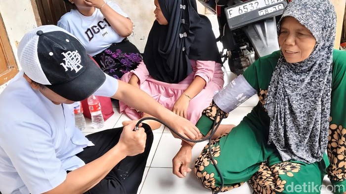 1761758916382-tim-medis-memeriksa-kesehatan-penyintas-banjir-bandang-kabupaten-sukabumi-1761742091099_169